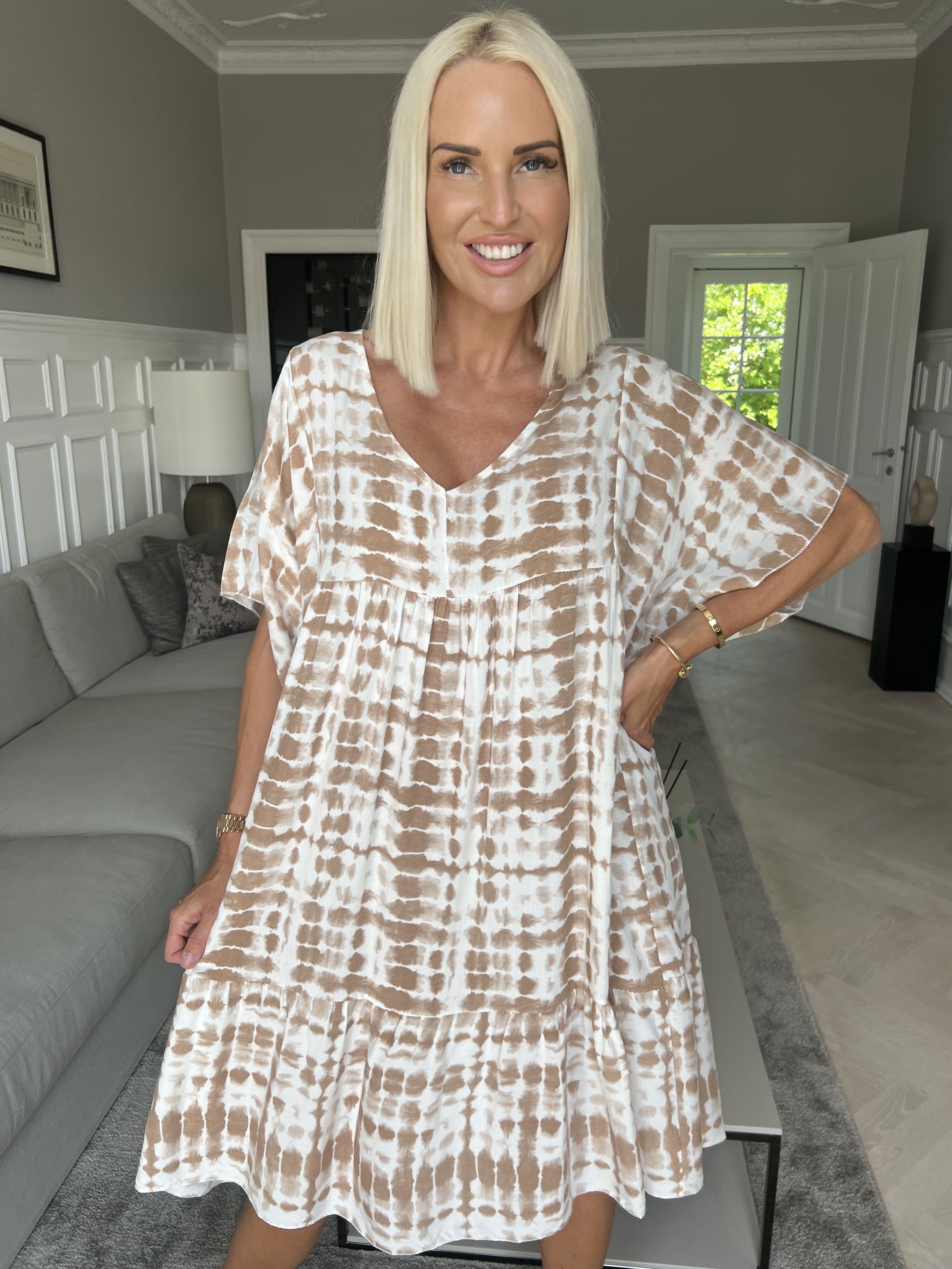 Amanza - Sød tunikakjole i viskose med batikmønster